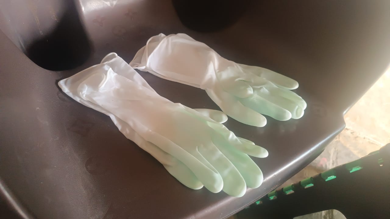 2 pair med yellow gloves For Types Of Purposes Like Washing Utensils, Gardening And Cleaning Toilet Etc. 2 pair med yellow gloves For Types Of Purposes Like Washing Utensils, Gardening And Cleaning Toilet Etc.